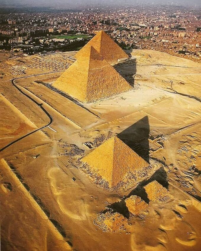 人类起源计划Instagram:“你知道吗?⁣⁣1。吉萨的三座金字塔是一个完美的复制品的3…|吉萨金字塔,埃及旅游,埃及