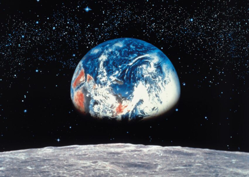 地球是月球的轨道